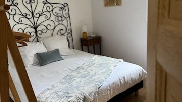 1 bedroom, bed sheets
