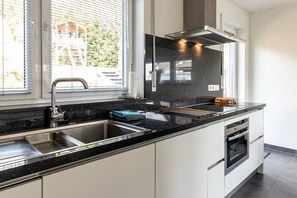 Een koelkast, een microgolfoven, een oven, een kookplaat