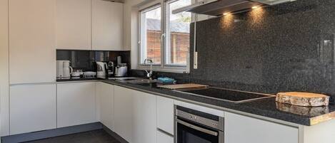 Réfrigérateur, four à micro-ondes, un four, surface de cuisson