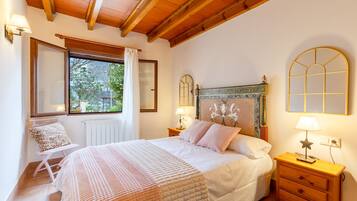3 bedrooms, free cots/infant beds, bed sheets