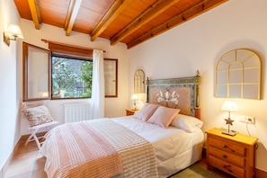 3 chambres, lits bébé (gratuits), draps fournis