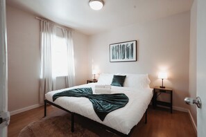 3 bedrooms, WiFi, bed sheets - Stay & Play 1720 | Arcade Family Pets Yard Firepit (Calgary)