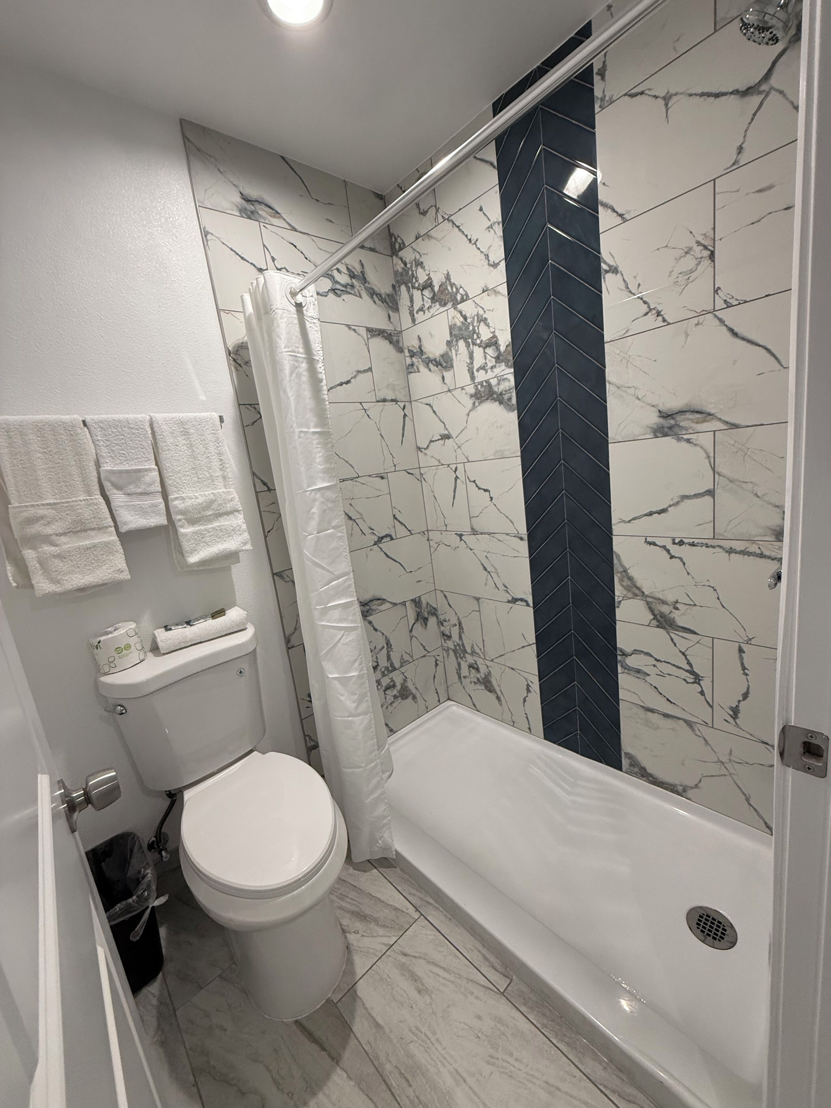 Un baño con inodoro, ducha y bañera.
