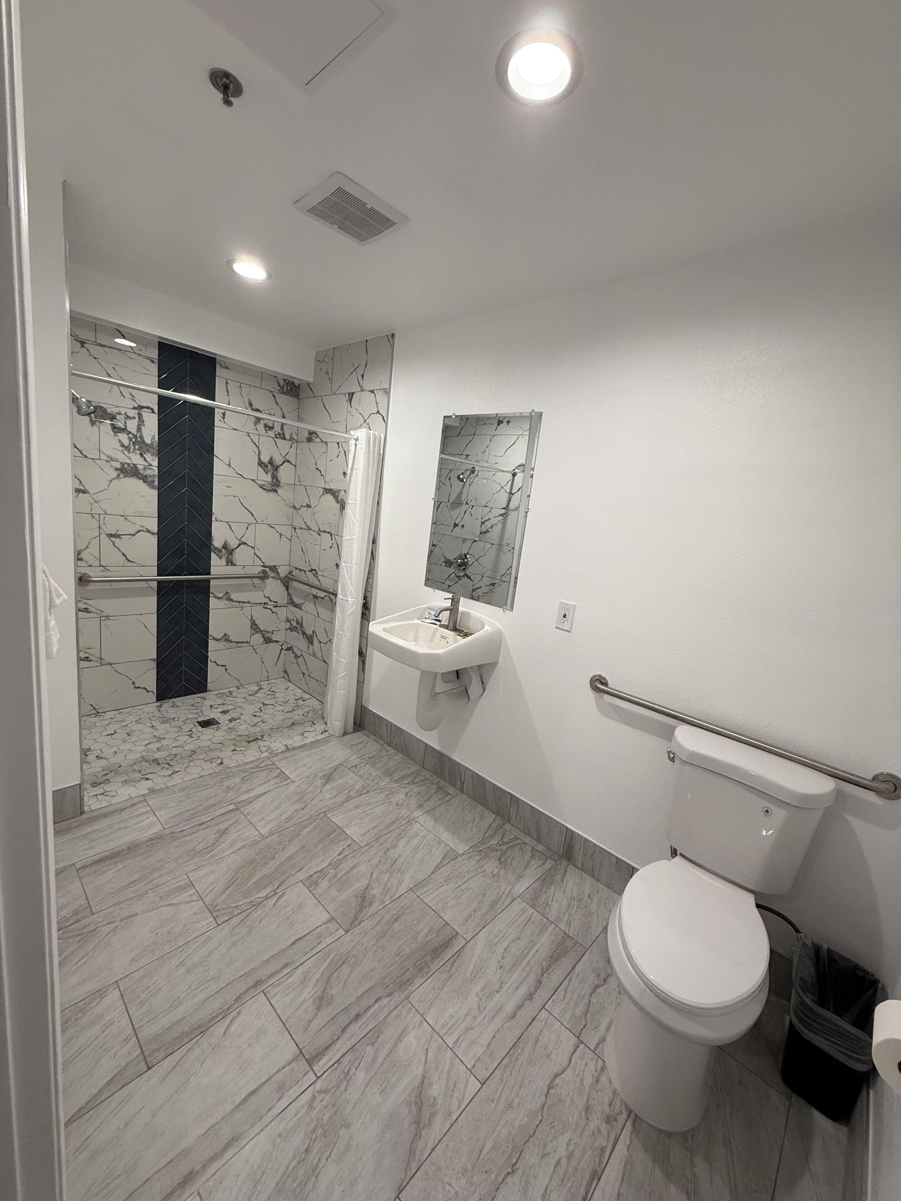 Combined shower/tub, towels, soap, shampoo