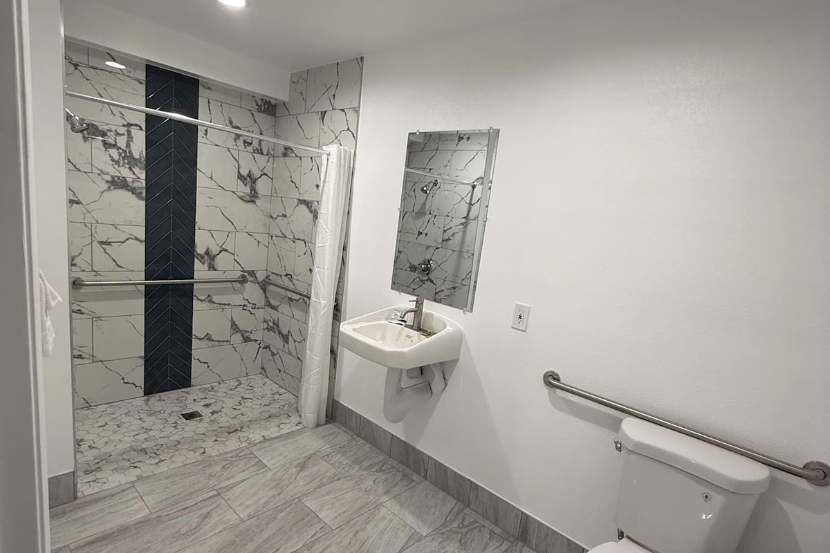 Combined shower/tub, towels, soap, shampoo