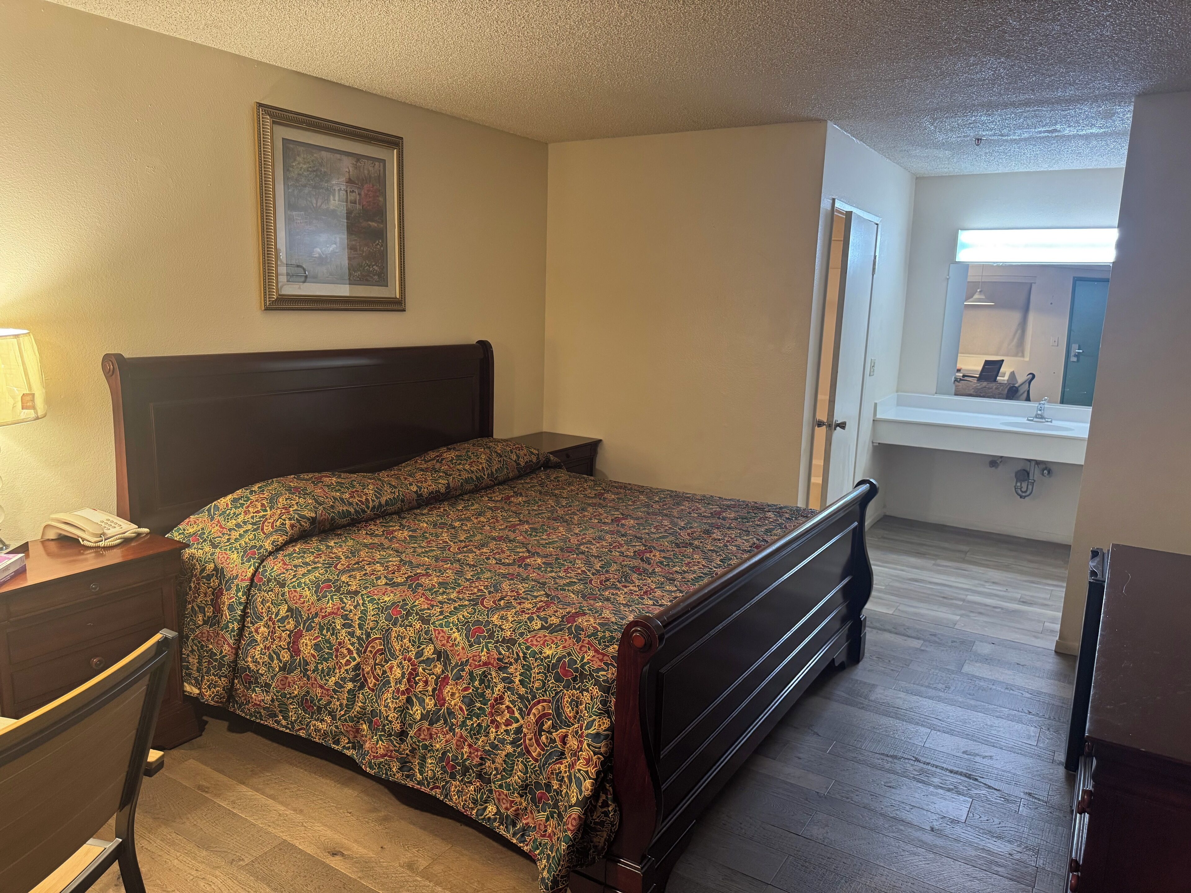 Meja kerja, ruang kerja ramah laptop, dan setrika/meja setrika