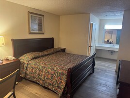 Desk, laptop workspace, iron/ironing board, free WiFi