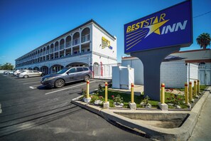 A BestStar Inn hotel with a parking lot and a building with multiple balconies. - Best Star Inn - LA Commerce Casino, Citadel & I-5 (Montebello)