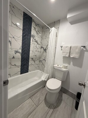 Combined shower/tub, towels, soap, shampoo - Best Star Inn - LA Commerce Casino, Citadel & I-5 (Montebello)
