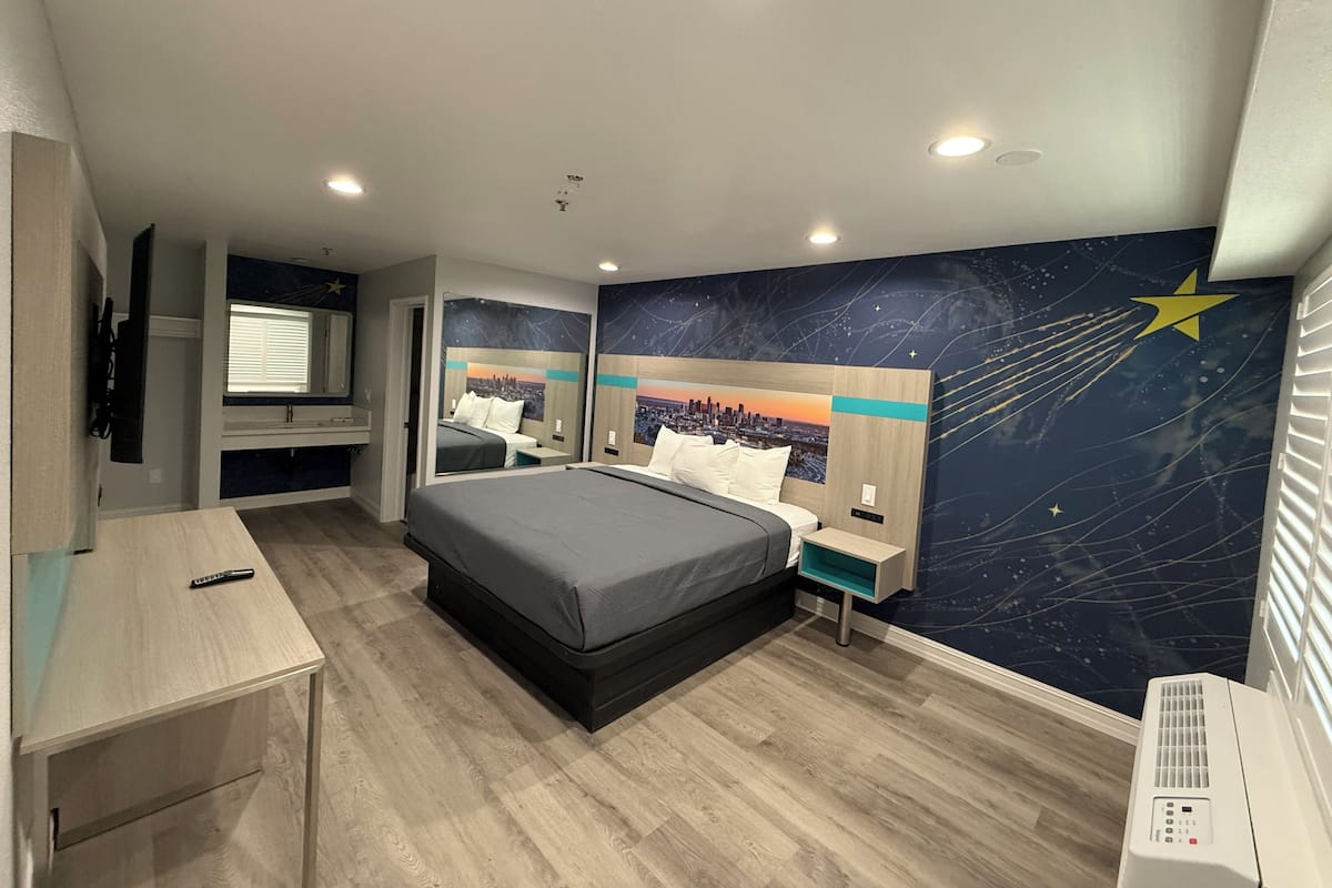 Superior Room, 1 King Bed | Desk, laptop workspace, iron/ironing board, WiFi (free)