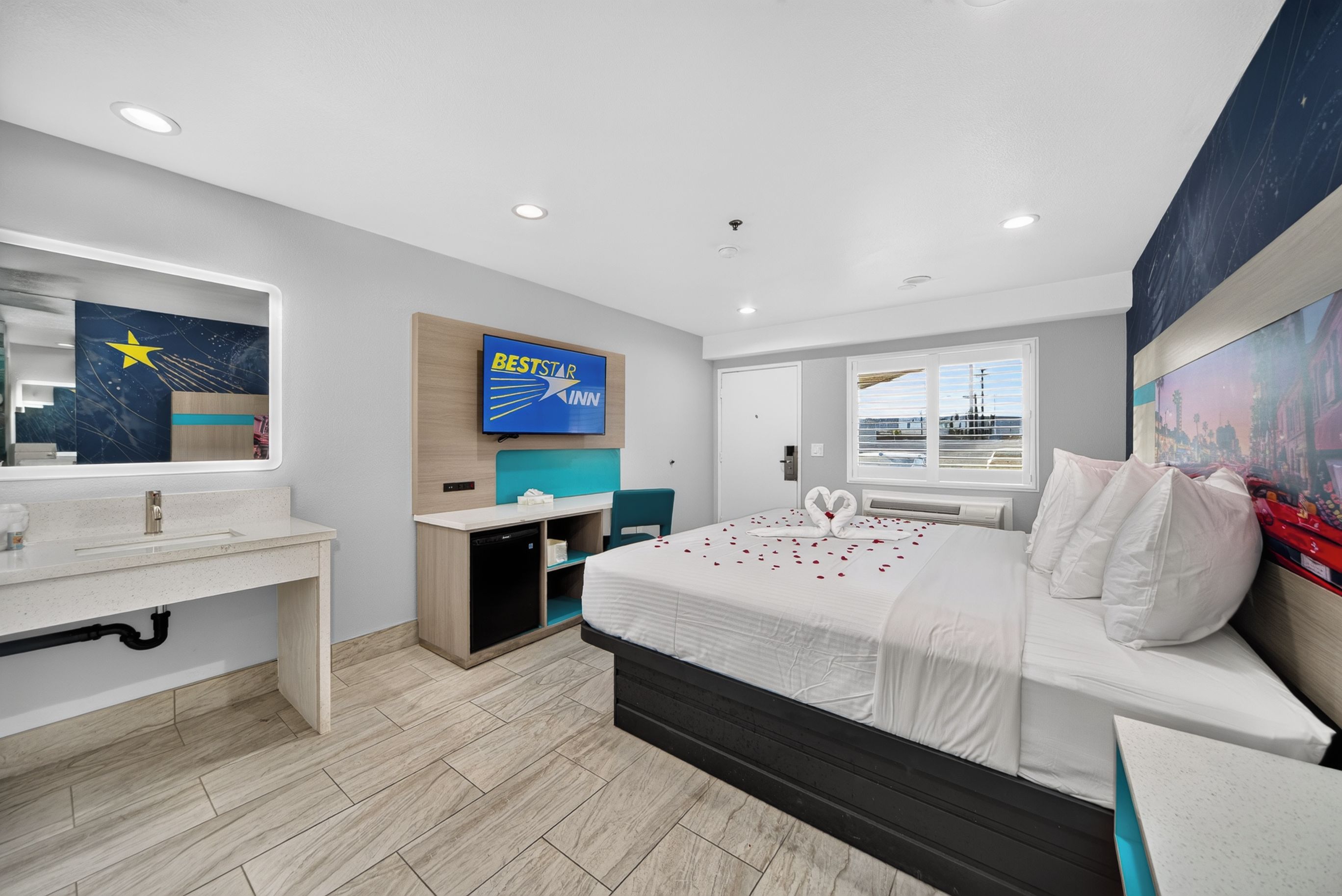Une chambre d’hôtel moderne équipée d’un lit, d’un bureau, d’une salle de bain et d’une grande fenêtre.