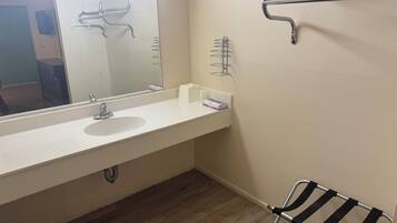 Ensemble douche/baignoire, serviettes fournies, savon, shampoing