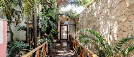 المنطقة المحيطة بالمنشأة