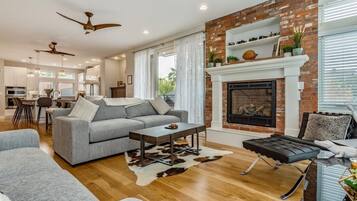 Smart TV, fireplace, books, stereo