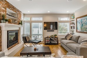 Smart TV, fireplace, books, stereo - Luxury 5-Bedroom Home in LoHi, Amazing rooftop deck. 3,000 sqft (Denver)