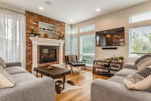 Smart-TV, Kamin, Bücher, Stereoanlage