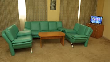 2 habitaciones, escritorio y espacio para trabajar con laptop