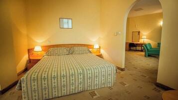 2 bedrooms, desk, laptop workspace, free WiFi