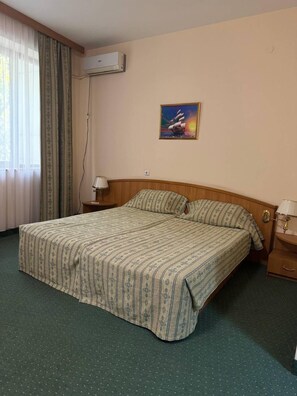 Comfort-Doppel- oder -Zweibettzimmer, Flussblick | Schreibtisch, laptopgeeigneter Arbeitsplatz, kostenloses WLAN