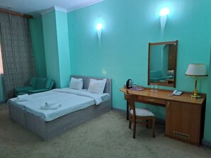 Familie suite, uitzicht op de stad | Een bureau, een laptopwerkplek, gratis wifi, beddengoed