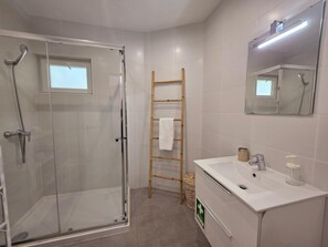 Shower, hair dryer, towels - Villa Porches | Algarve | Beach | Tranquillity (Algarve - Porches)