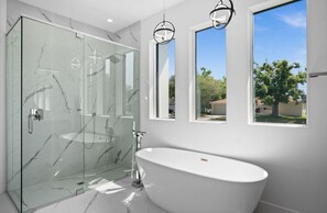 Douche, sèche-cheveux, serviettes fournies, savon