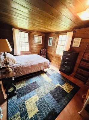 3 bedrooms, WiFi, bed sheets - Historic year-round cabin along lakeshore w/dock (Andersonville)
