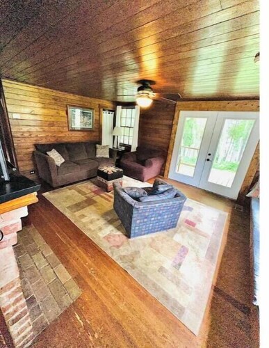 Historic year-round cabin along lakeshore w/dock