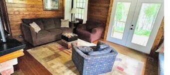 Historic year-round cabin along lakeshore w/dock