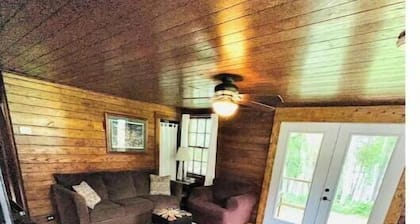 Historic year-round cabin along lakeshore w/dock