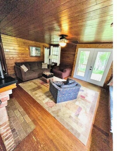 Historic year-round cabin along lakeshore w/dock