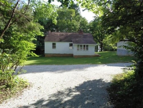 Historic year-round cabin along lakeshore w/dock