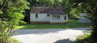 Historic year-round cabin along lakeshore w/dock