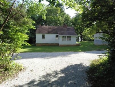 Historic year-round cabin along lakeshore w/dock
