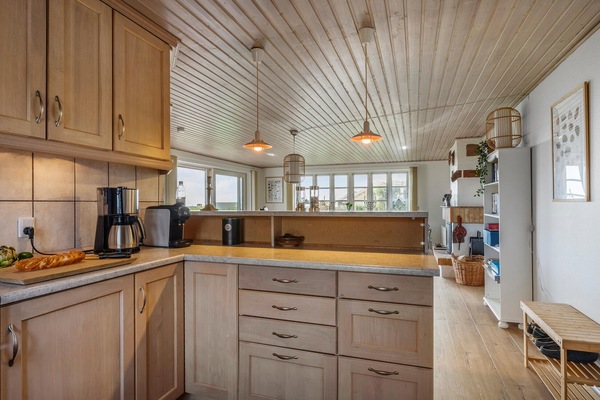 Køleskab, kogeplade, opvaskemaskine, kaffe-/temaskine