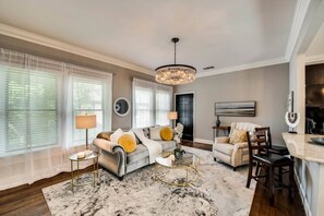 Smart TV, fireplace - Spacious living room, dining area, and spa-style bathroom with high-speed Wi-Fi, in-unit washer/dryer, and all essential amenities for a comfortable and convenient Dallas stay. (Dallas)