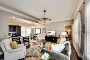 Smart TV, fireplace - Spacious living room, dining area, and spa-style bathroom with high-speed Wi-Fi, in-unit washer/dryer, and all essential amenities for a comfortable and convenient Dallas stay. (Dallas)