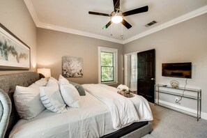 1 makuuhuone, työpöytä, silitysrauta/-lauta, vauvan matkasänky