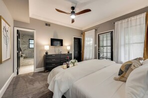 1 habitación, escritorio, tabla de planchar con plancha y cuna de viaje