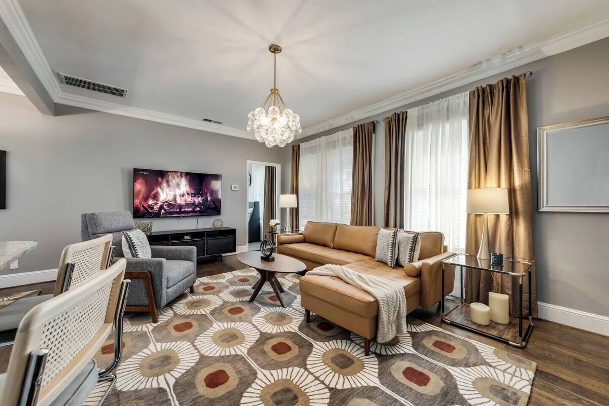 Experience Dallas charm in our elegantly appointed 1-bedroom retreat, perfectly located in the historic Swiss Avenue neighborhood. This spacious condo boasts hi
