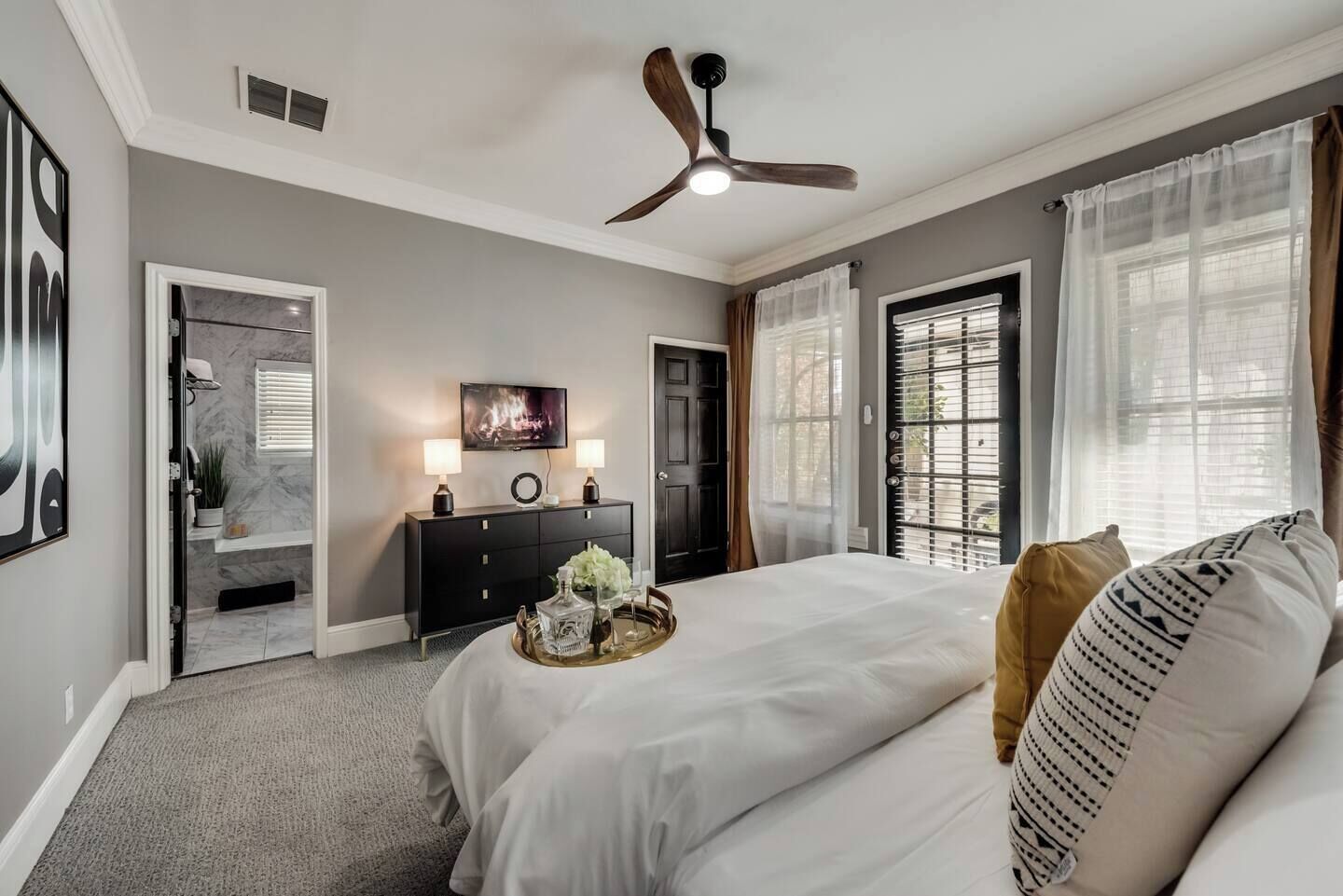 1 室のベッドルーム、デスク、アイロン / アイロン台、旅行用ベビーベッド