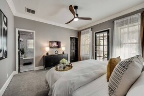 1 室のベッドルーム、デスク、アイロン / アイロン台、旅行用ベビーベッド