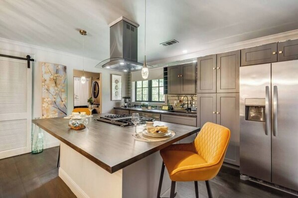 Réfrigérateur, four à micro-ondes, un four, surface de cuisson