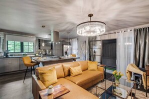 Smart TV, offices - Indulge in a luxury Dallas stay with a king hybrid bed, high-speed Wi-Fi, and an award-winning courtyard oasis—steps from Deep Ellum, Lakewood, and Downtown. (Dallas)