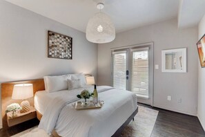 1 makuuhuone, työpöytä, silitysrauta/-lauta, vauvan matkasänky