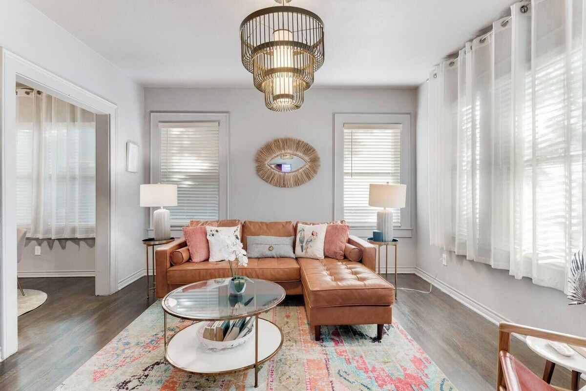 Stylish 1BR/1BA hideaway with private patio, king bed, deep soaking tub, full kitchen, fast Wi-Fi, Smart TV, and secure parking—just steps from Dallas’ Santa Fe