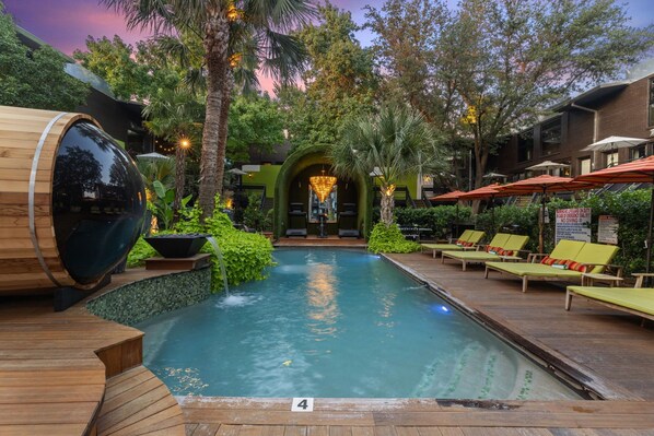 Pool - Spacious 2BR/2BA condo in central Dallas featuring a private patio, designer interiors, and access to an award-winning resort courtyard with pool, jacuzzi, sauna, and lounge areas—perfect for business or leisure stays (Dallas)