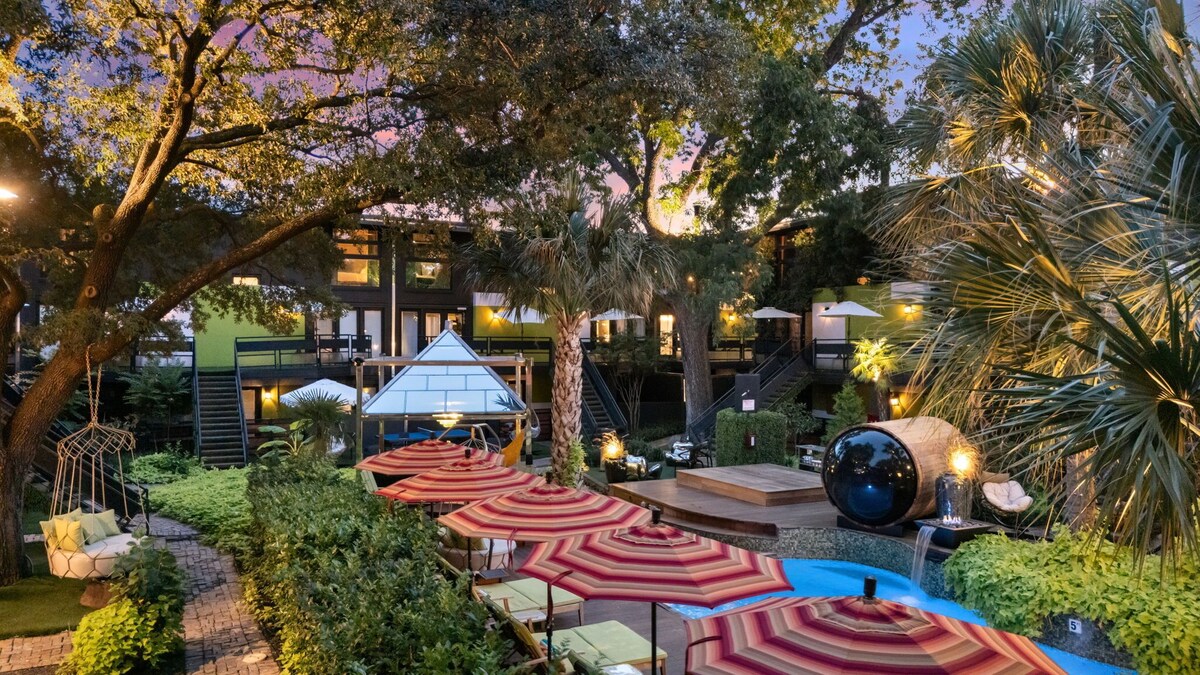 Modern 2BR/2BA luxury condo in central Dallas with a private patio, stylish interiors, and access to an award-winning courtyard featuring a resort-style pool, h