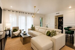 Smart TV, offices - Modern 2BR/2BA luxury condo in central Dallas with a private patio, stylish interiors, and access to an award-winning courtyard featuring a resort-style pool, hot tub, dry sauna, and cold plunge. Perfect for business trips, leisure, or extended stays (Dallas)