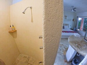 1 habitación, tabla de planchar con plancha y wifi 